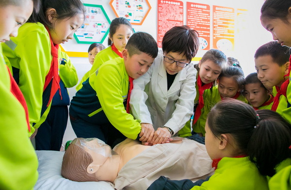 3月26日，内蒙古呼和浩特市玉泉区通顺街小学学生在校医的指导下学习心肺复苏术。