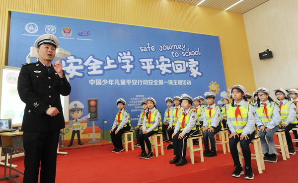 3月26日，在江苏省苏州市东中市实验小学校举行的安全教育日主题活动上，民警为学生宣讲安全出行知识。