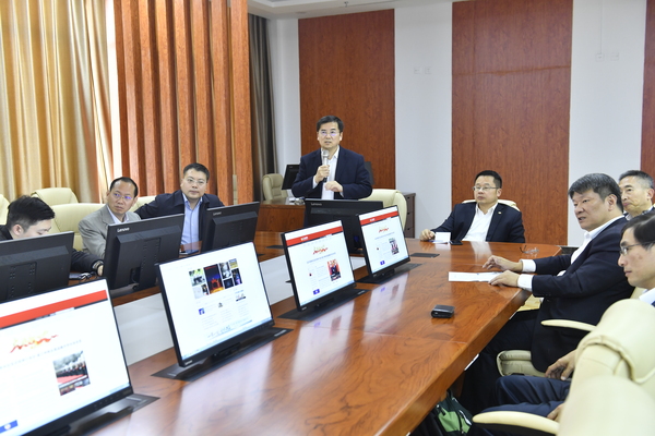 3月30日，人民政协报社党组书记、总编辑周北川向台湾同行现场演示人民政协报“中央厨房”数据中心，与报网融合新技术。