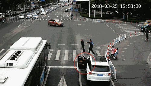 路虎司机街头停车背拄拐老人过马路 系温州企业家