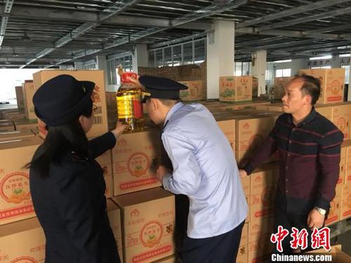 执法检查组正在检查企业相关产品。 游振云 摄 执法检查组正在检查企业相关产品。 游振云 摄