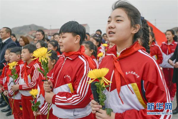 4月3日，河北省遵化市第二实验小学学生在长城抗战烈士陵园参加祭扫活动。清明节前夕，各地纷纷举行祭奠活动缅怀先烈。