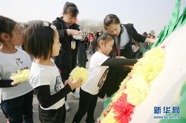4月3日，山西省长治市武乡县东村幼儿园的学生为革命烈士敬献手工纸花。清明节前夕，各地纷纷举行祭奠活动缅怀先烈。