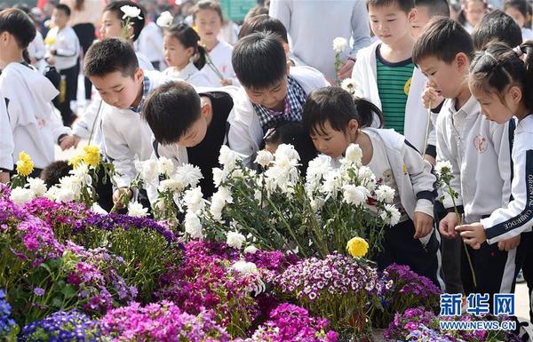 4月3日，幼儿园小朋友在江苏扬州革命烈士陵园向烈士敬献鲜花。清明节前夕，各地纷纷举行祭奠活动缅怀先烈。