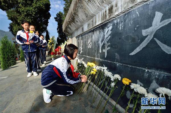 4月3日，在湖北省襄阳市保康县烈士陵园，保康县城关镇小学学生向革命先烈献花。 清明节前夕，各地纷纷举行祭奠活动缅怀先烈。
