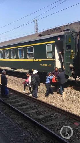 火车站乘客爬站台?车站:接触网挂风筝临时调整车道