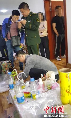 警方成功捣毁一制毒窝点。　复宣 摄