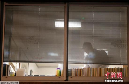 有媒体报道称，政治分析公司“剑桥分析”(Cambridge Analytica)获得了超过5000万个脸书用户的私人数据，以研究选战策略，支持特朗普2016年的竞选。图为执法人员搜查“剑桥分析”公司办公室。