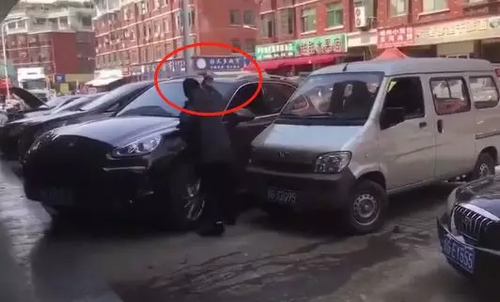 浙江五菱车主怒砸保时捷前挡风玻璃 只是自导自演?