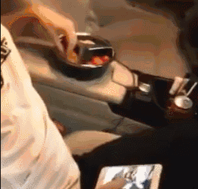 浙江五菱车主怒砸保时捷前挡风玻璃 只是自导自演?