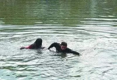 60岁老伯跳水救人拒酬谢后又反悔 网友却说真实诚