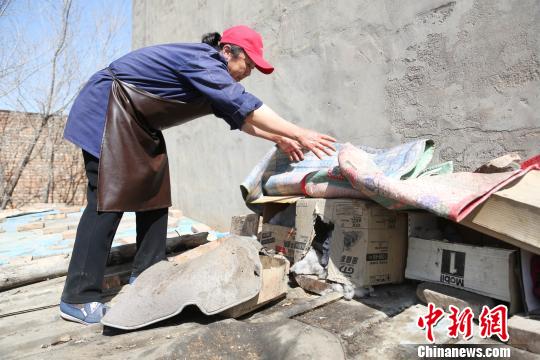 图为王艳芳给流浪猫搭建的猫舍。　张海雯 摄