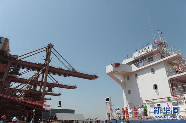 　4月10日，“江海直达1”号停靠在安徽省马鞍山市马钢港务原料总厂码头，卸船机进行卸货作业。
