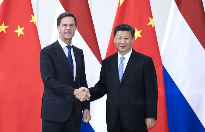 习近平会见荷兰首相吕特