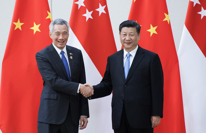 习近平会见新加坡总理李显龙