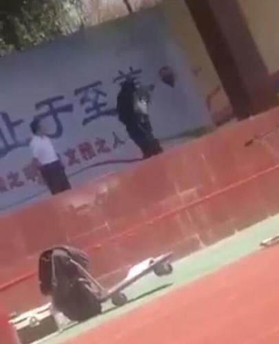 男生早恋被罚作检讨时怒摔话筒强吻女生?官方回应