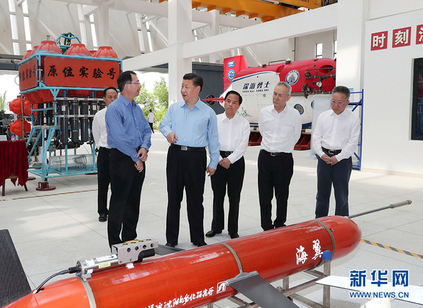 4月12日下午，中共中央总书记、国家主席、中央军委主席习近平在海南省三亚市考察。这是习近平在位于三亚的中国科学院深海科学与工程研究所，仔细察看“海翼”号深海滑翔机、“天涯”深渊着陆器等设备。