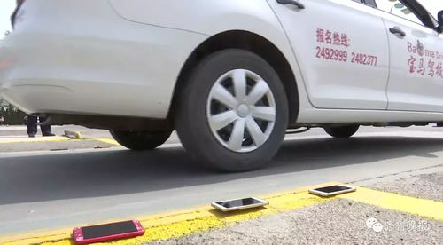 驾校绝杀式教学:倒车入库压线?小心碾碎自己手机