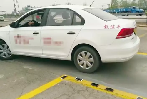 驾校绝杀式教学:倒车入库压线?小心碾碎自己手机