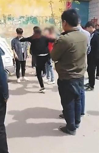 女子殴打养母被“教训” 媒体:一点都不冤