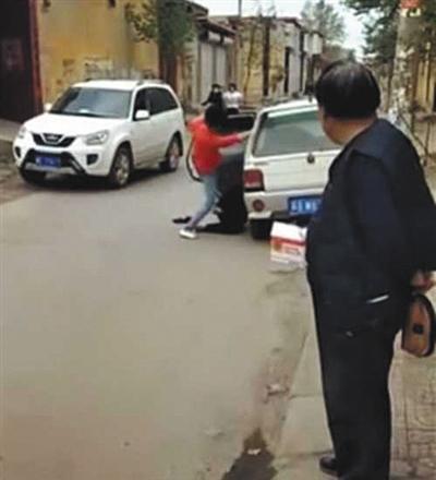 女子殴打养母被“教训” 媒体:一点都不冤