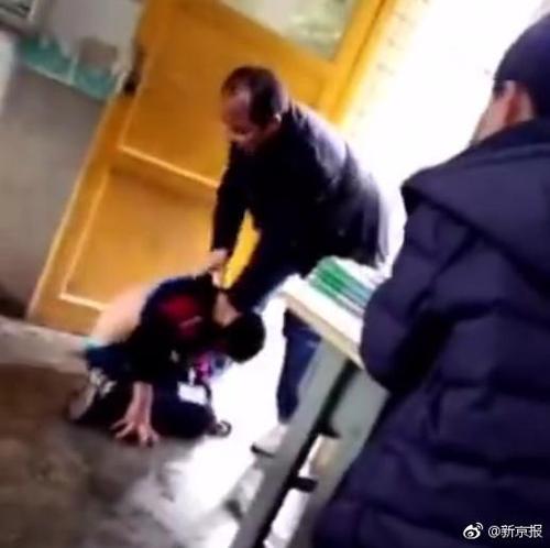 贵州一中学教师殴打学生 手掐脖子按倒在地