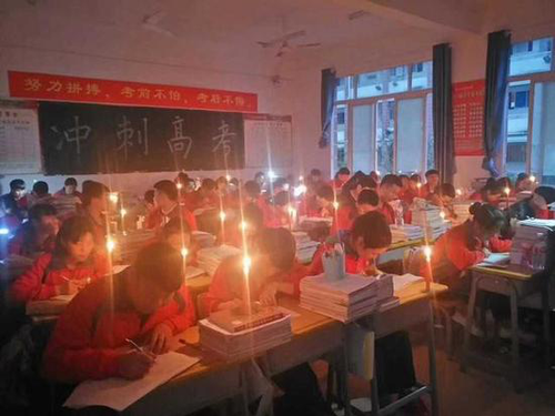 为了更好的明天!高中突然停电高三学生秉烛自习