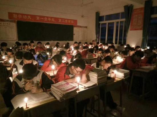 为了更好的明天!高中突然停电高三学生秉烛自习