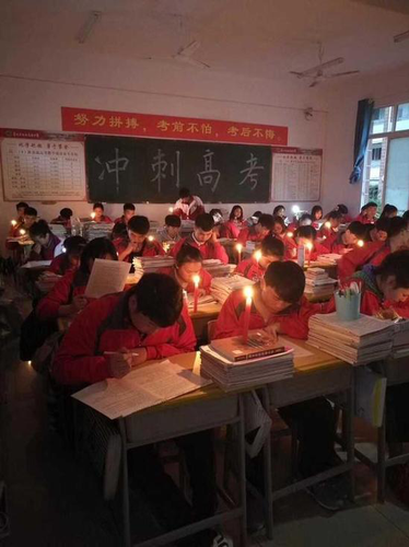 为了更好的明天!高中突然停电高三学生秉烛自习