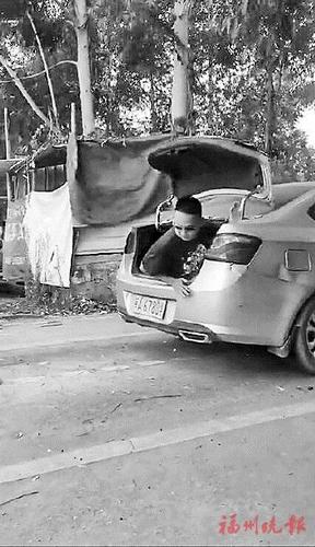 教练钻进后备箱指导学员倒车 当事人:为活跃气氛