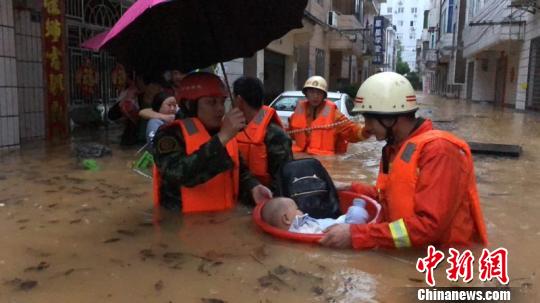 消防官兵将一名幼童救出 宜消宣 摄