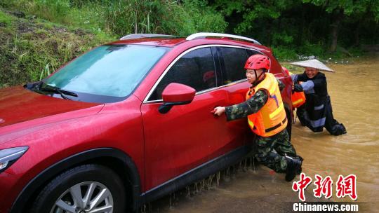 消防官兵通过牵引、推挪等方式将车辆转移到安全地带 王申 摄