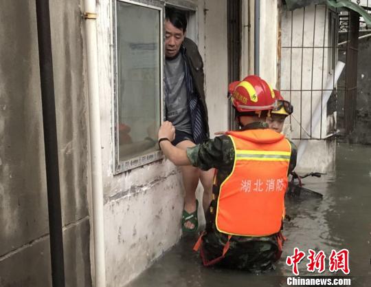 消防官兵疏散被困群众 王申 摄