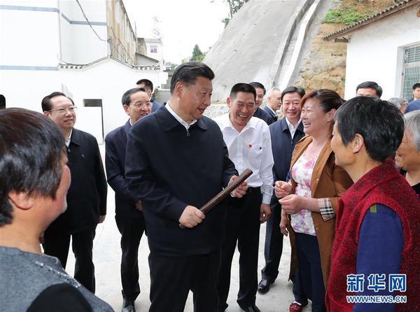 　4月24日下午，中共中央总书记、国家主席、中央军委主席习近平来到紧邻三峡大坝的宜昌市夷陵区太平溪镇许家冲村，了解这个移民村的变迁和发展特色产业等情况。这是习近平接过村民洗衣用的棒槌，与村民亲切交流。