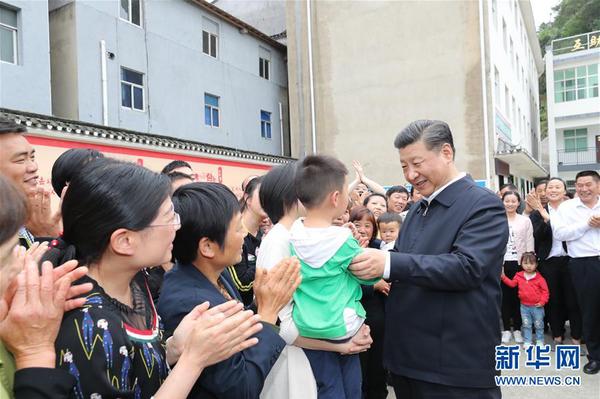 4月24日下午，中共中央总书记、国家主席、中央军委主席习近平来到紧邻三峡大坝的宜昌市夷陵区太平溪镇许家冲村，了解这个移民村的变迁和发展特色产业等情况。这是习近平与村民亲切交流。