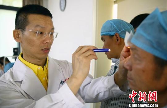 图为医生为白内障手术患者进行术前筛查。重庆市民政局供图