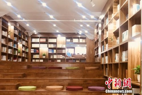 资料图:新华书店城市书房也引入了一些智能化设备,方便读者选书。新华书店总店供图 点击进入下一页