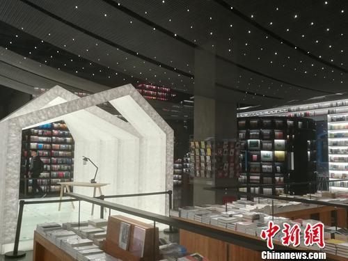 资料图:位于北京前门地区的Page One书店,开业后吸引不少读者。上官云 摄 点击进入下一页