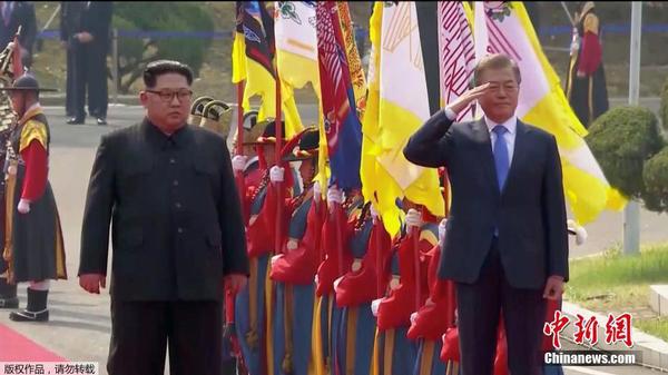 当地时间4月27日上午9时30分(北京时间8时30分)，朝鲜最高领导人金正恩从板门店跨越军事分界线，与韩国总统文在寅握手，实现初次会面。（视频截图）4