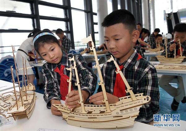　　4月26日，小学生在南海博物馆制作古代商船的模型。