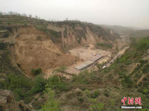 据山西省吕梁市新闻办公室官方微博消息,4月30日4时57分,接到群众报警,离石区枣林乡彩家庄南沟发生山体滑坡。经核实,共有9人被埋,3人确认已死亡。图为山体滑坡现场。刘卫平 摄 点击进入下一页