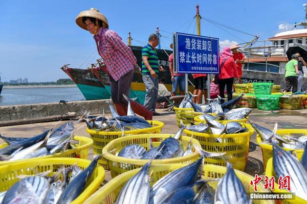 图为海南省琼海市潭门中心渔港的渔民将休渔前最后一批鱼货运上岸。