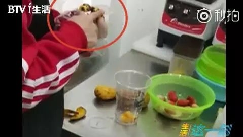 触目惊心!记者爆料网红饮品店:饮料比刷锅水还脏