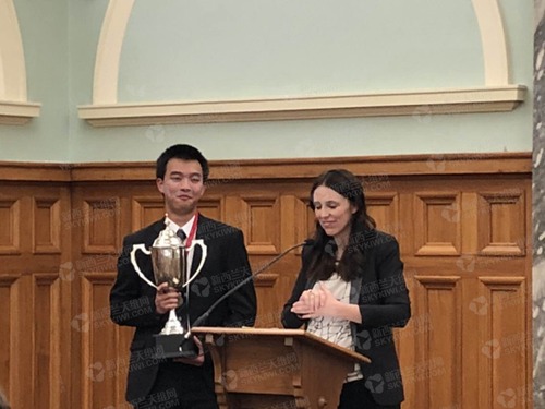 大奖获得者华裔学生Andrew Tang与新西兰总理Jacinda Ardern。(图:新西兰天维网) 点击进入下一页