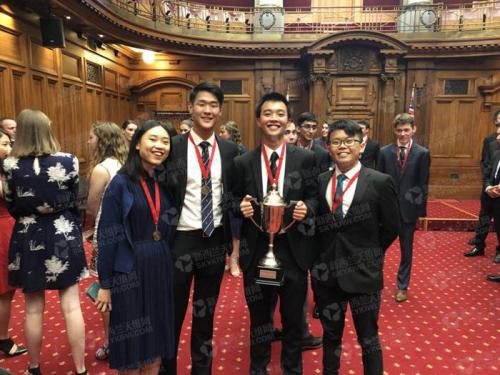 4名获奖华裔学生。(图:新西兰天维网) 点击进入下一页