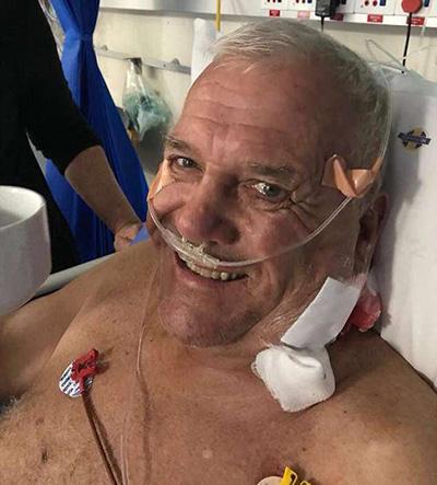 南非野生动物园园主遭雄狮追逐袭击 险被拖入丛林