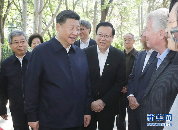 5月2日，中共中央总书记、国家主席、中央军委主席习近平来到北京大学考察。这是习近平在北京大学临湖轩北侧的小庭院看望部分资深教授和中青年教师代表，并同他们亲切交谈。