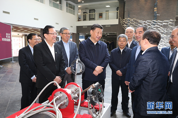 5月2日，中共中央总书记、国家主席、中央军委主席习近平来到北京大学考察。这是习近平在北京大学金光生命科学大楼一层大厅认真听取关于学校学科建设、人才队伍建设、科研创新能力提升等情况介绍。