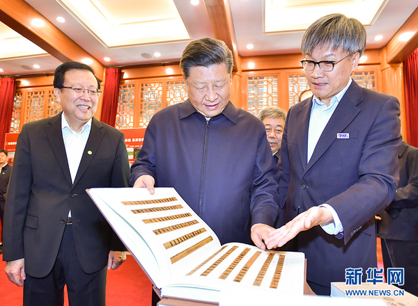 5月2日，中共中央总书记、国家主席、中央军委主席习近平来到北京大学考察。这是习近平在北京大学临湖轩参观“新时代——北京大学近五年成就展”。