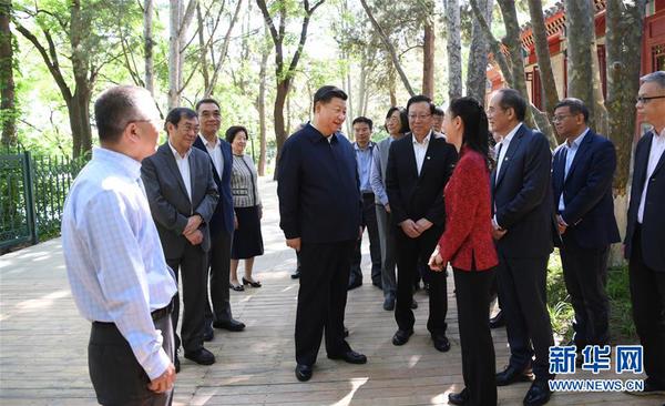 5月2日，中共中央总书记、国家主席、中央军委主席习近平来到北京大学考察。这是习近平在北京大学临湖轩北侧的小庭院看望部分资深教授和中青年教师代表，并同他们亲切交谈。2